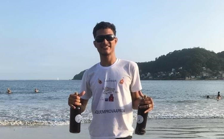 Hugo Mange, 19 anos morador do bairro Casqueiro em Cubatão. Criador da "Cachaça tudo nosso".