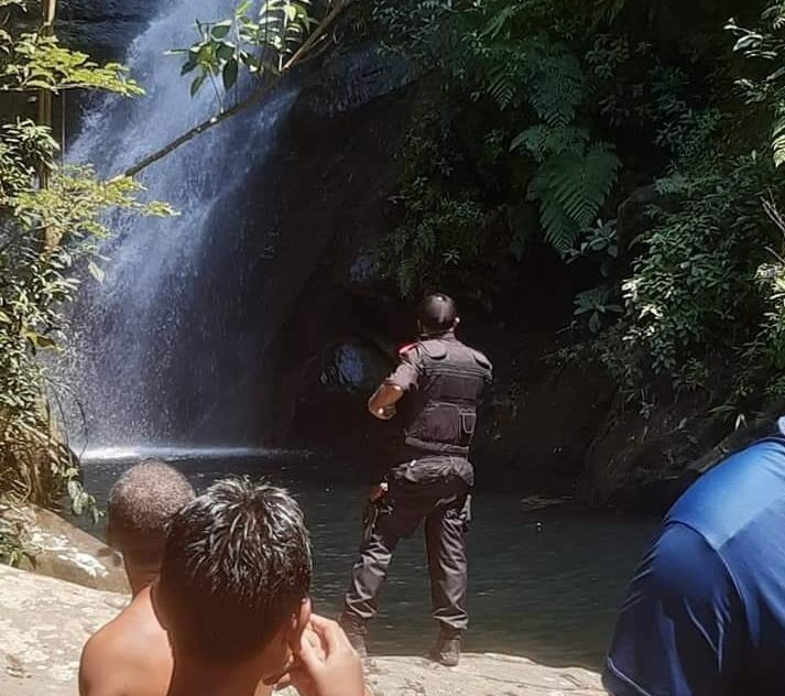 Banhistas são expulsos  do Lago azul  por guardas florestais(video).