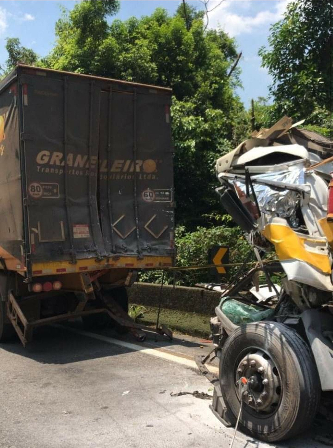 Engavetamento na Anchieta mata 1 e deixa 3 feridos.