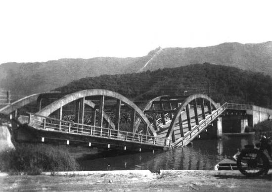 A ponte que quase afundou.