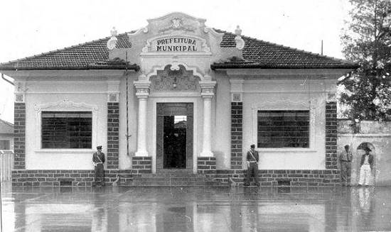 Prédio da biblioteca municipal já foi escola e prefeitura.
