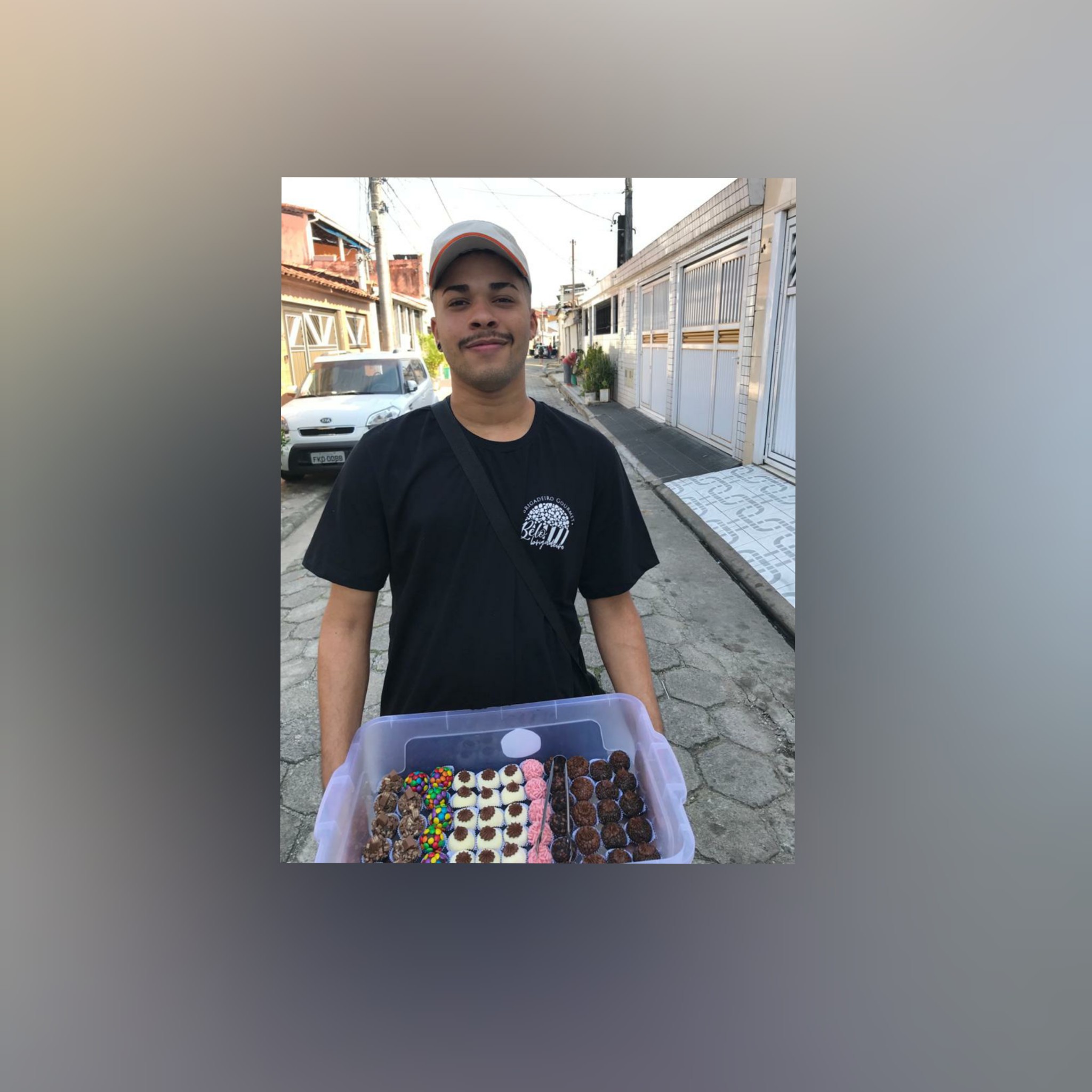 Thiago, cubatense de 21 anos que enfrenta a crise com muita doçura.
