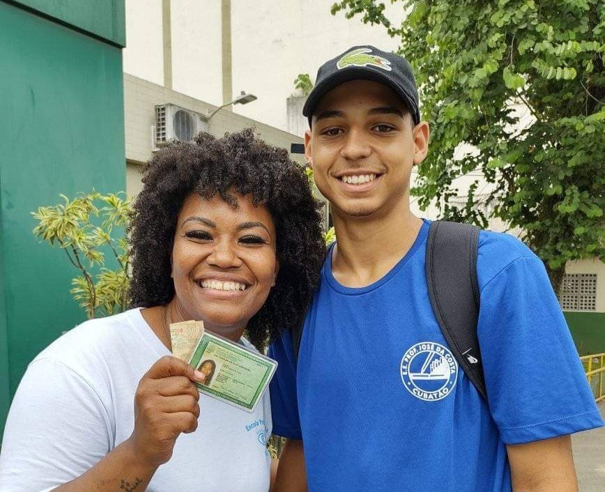 Jovem encontra dinheiro  e documento  na rua e faz campanha para devolver.