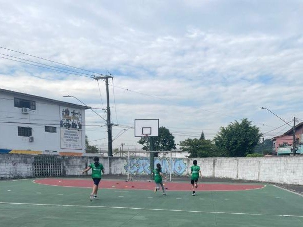 Projeto em Cubatão oferece atletismo adaptado à crianças.