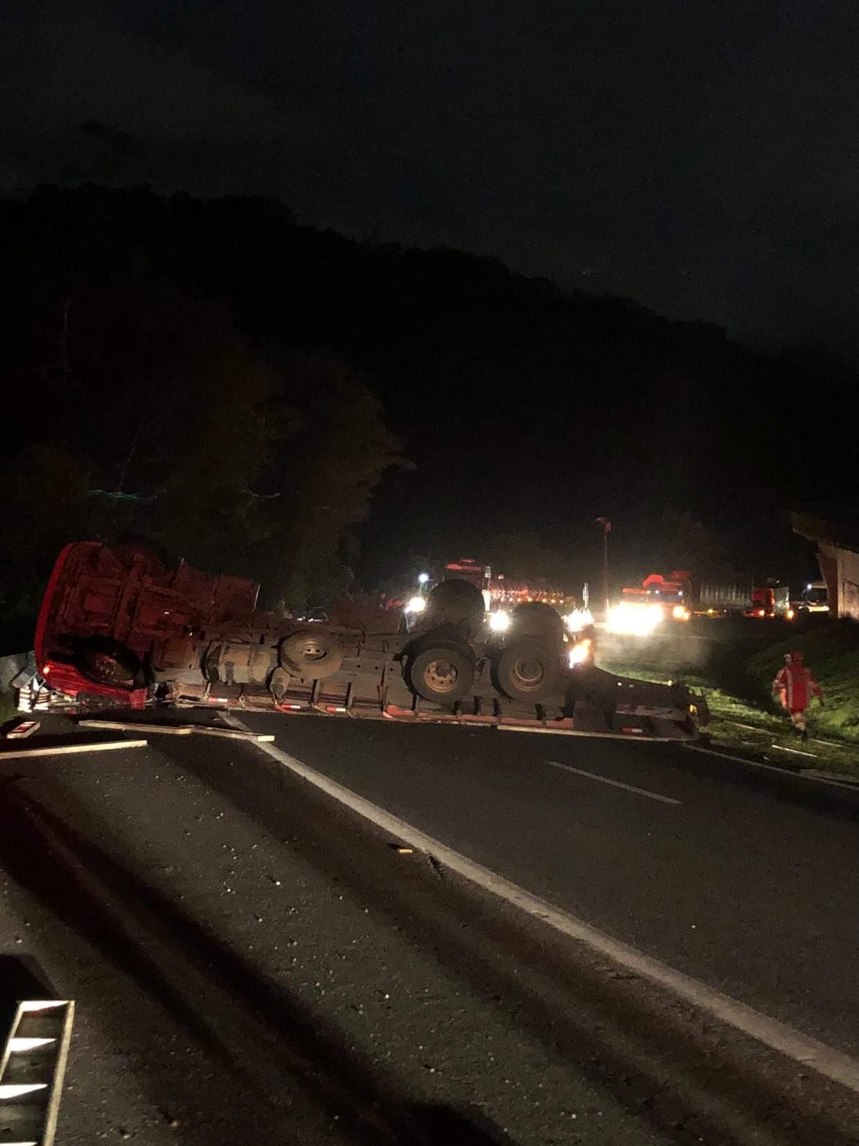 Caminhão tomba na Padre Manoel da Nóbrega  e interdita acesso ao Vale Verde.