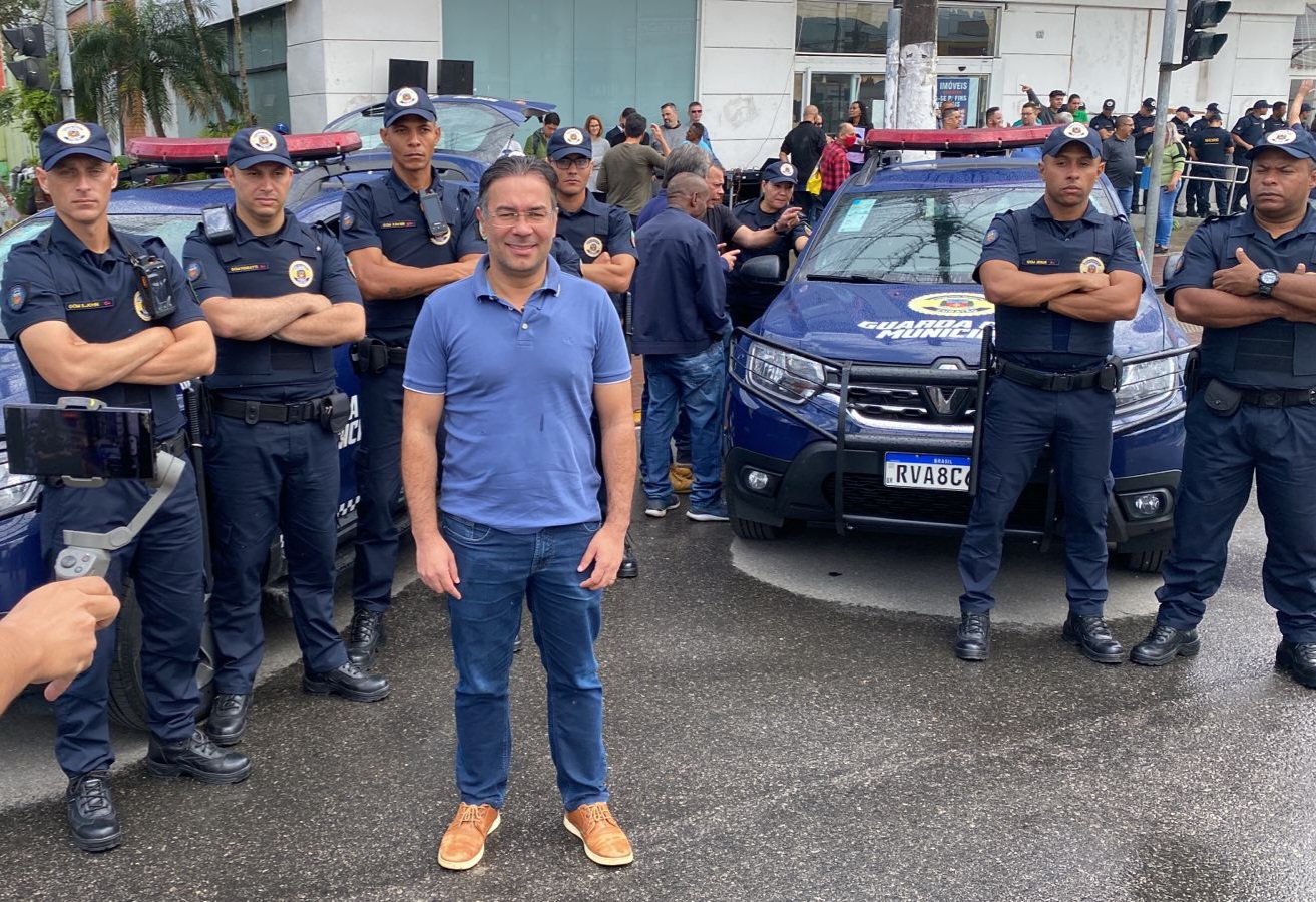 GCM-Ademário entrega novas viaturas á Guarda Municipal.