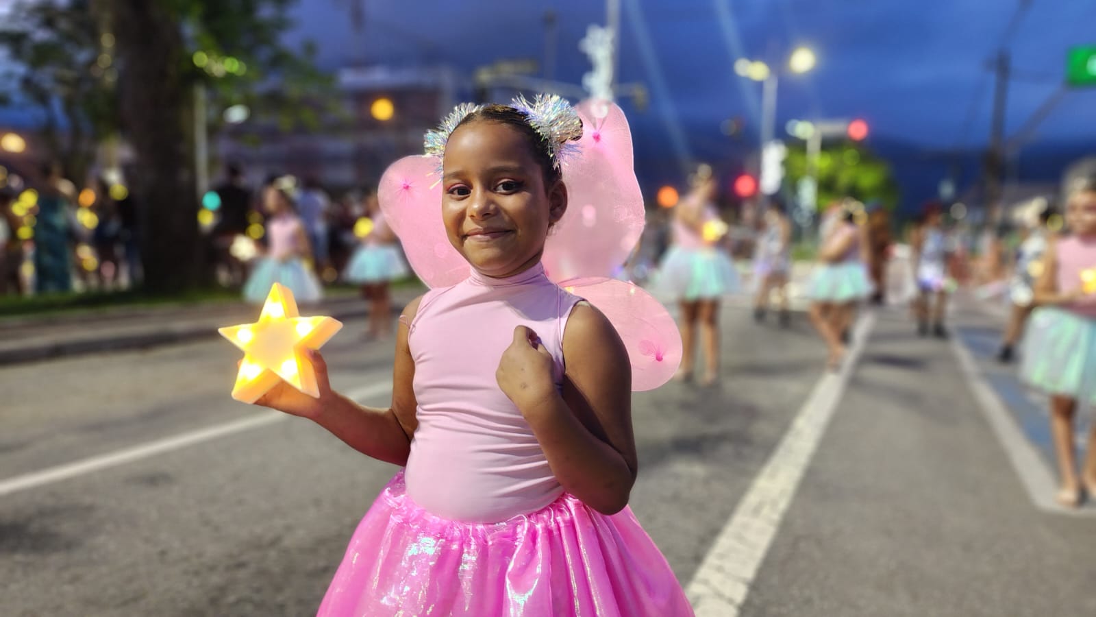 Parada de Natal e Chegada do Papai Noel em Cubatão coloriram a cidade neste sábado (10).