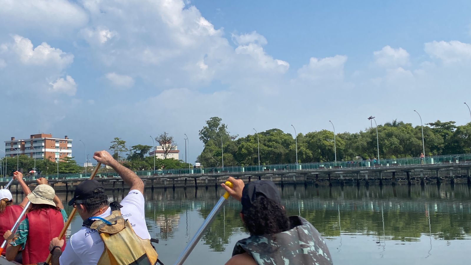 Píer  do Casqueiro tem passeios de canoa havaiana.