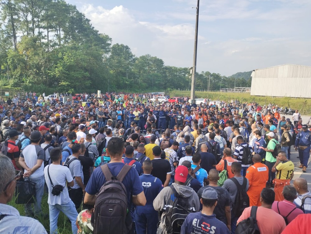 TRABALHADORES PROTESTAM POR CONTRATAÇÃO  DE MÃO DE OBRA LOCAL.