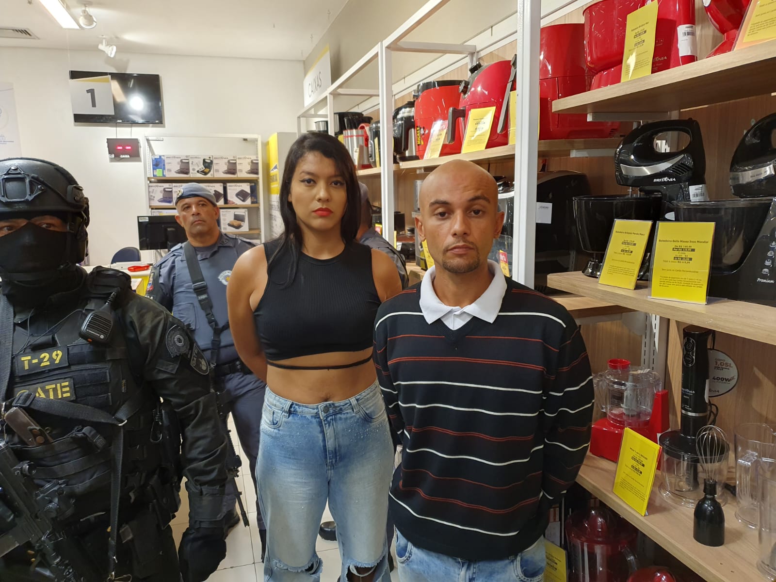Dupla que manteve refém em shopping é de SP e ameaçou “aleijar” vítima.