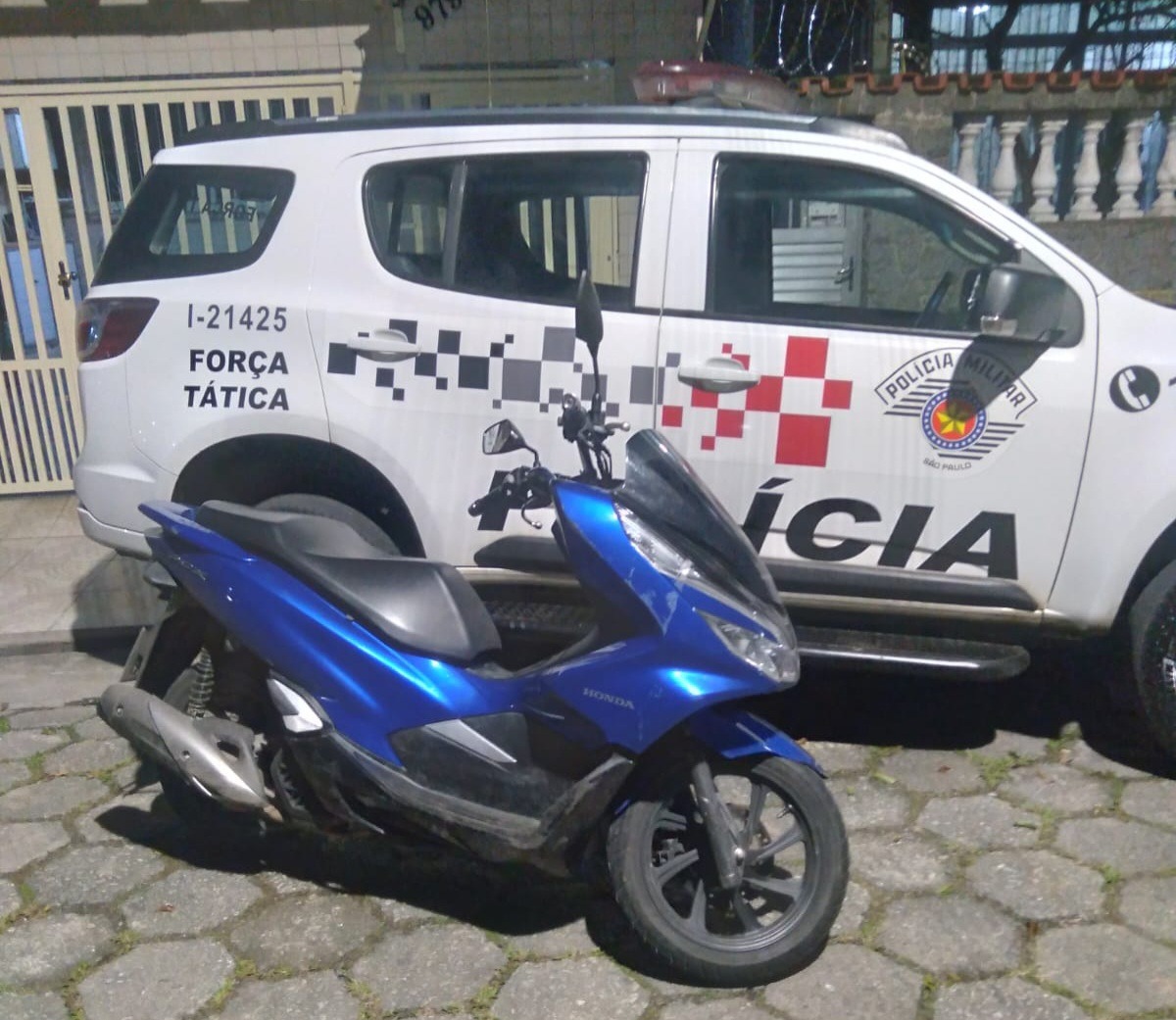 Durante patrulhamento na Vila Esperança Polícia Militar recupera moto roubada.