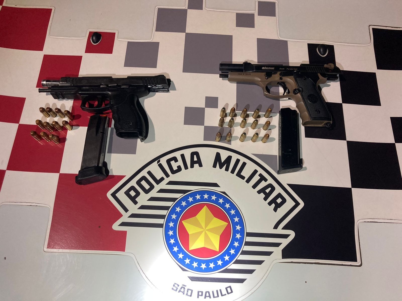 Policia vai atender ocorrência de acidente e acaba prendendo 2 bandidos.