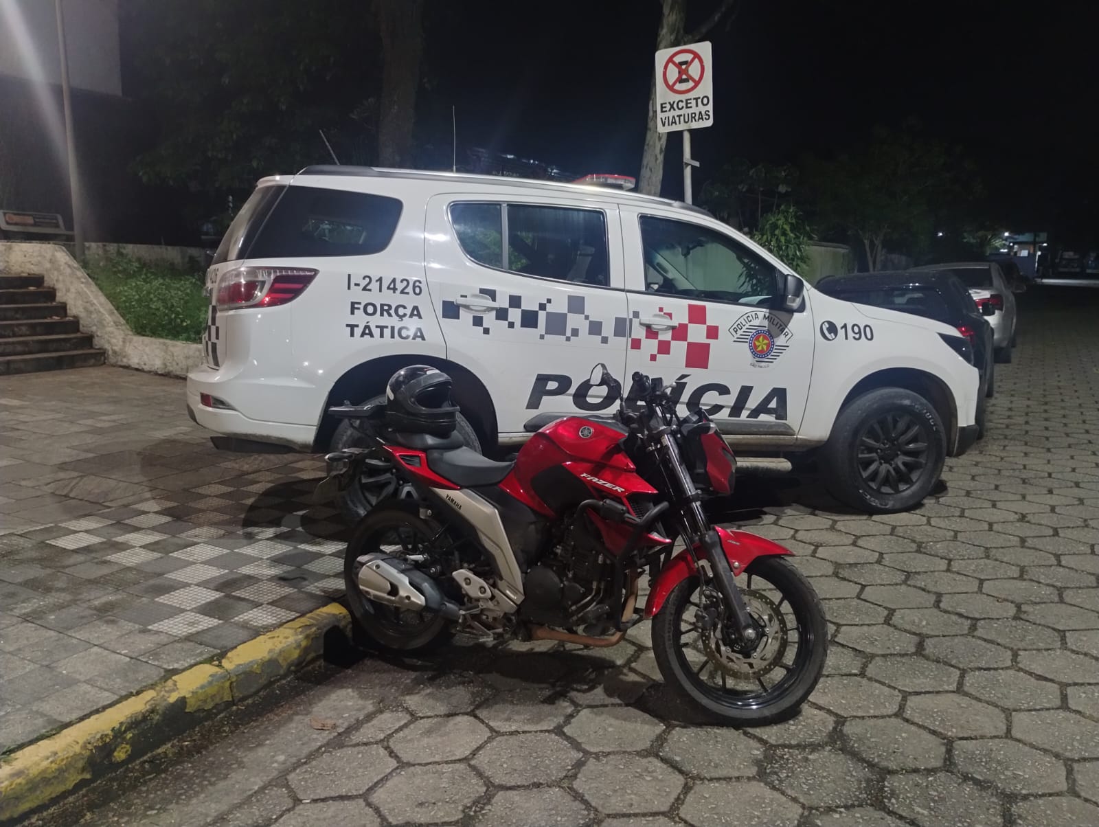 Em Cubatão, Policía apreende adolescente com replica de pistola e moto roubada.