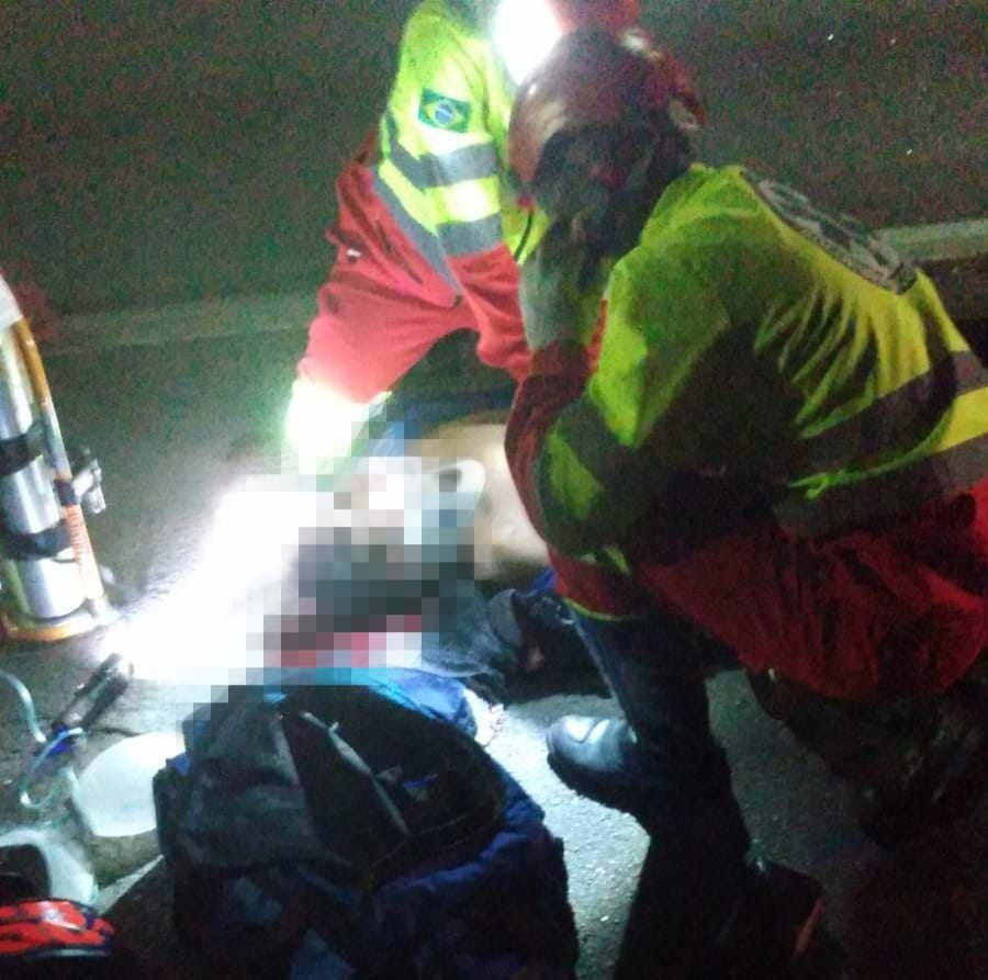 MOTOCICLISTA MORRE APÓS  COLIDIR CONTRA MURETA E CAIR DE VIADUTO.