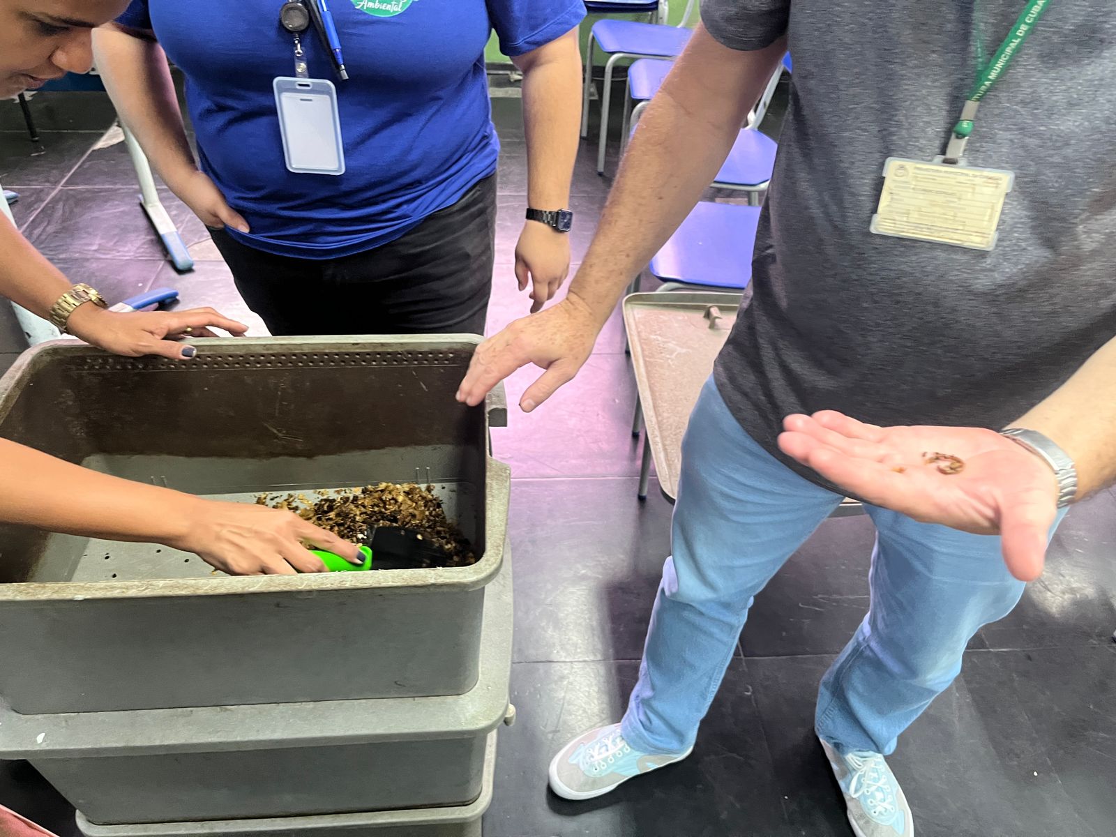 Projeto Minhoca Amiga: professores da UME Anchieta recebem capacitação sobre compostagem.
