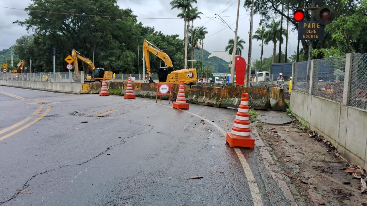 Passagem de nível da Av. Joaquim Miguel Couto é interditada em Cubatão.