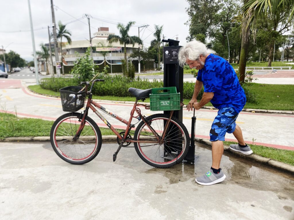 Píer do Casqueiro ganha totem para manutenção de bicicletas.