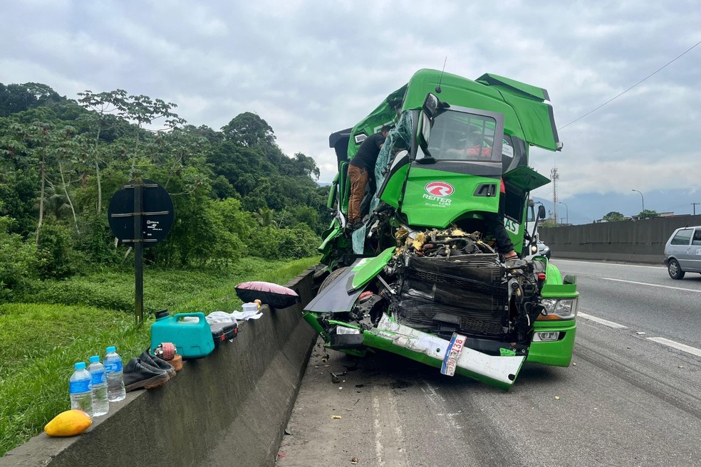 Acidente envolveu três carretas na Via Anchieta, em Cubatão (SP) — Foto: Yasmin Braga.