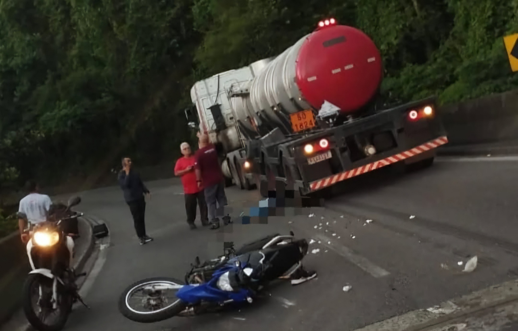 POLICIAL MILITAR DE 22 ANOS MORRE AO SER ATROPELADO POR CARRETA, EM CUBATÃO.