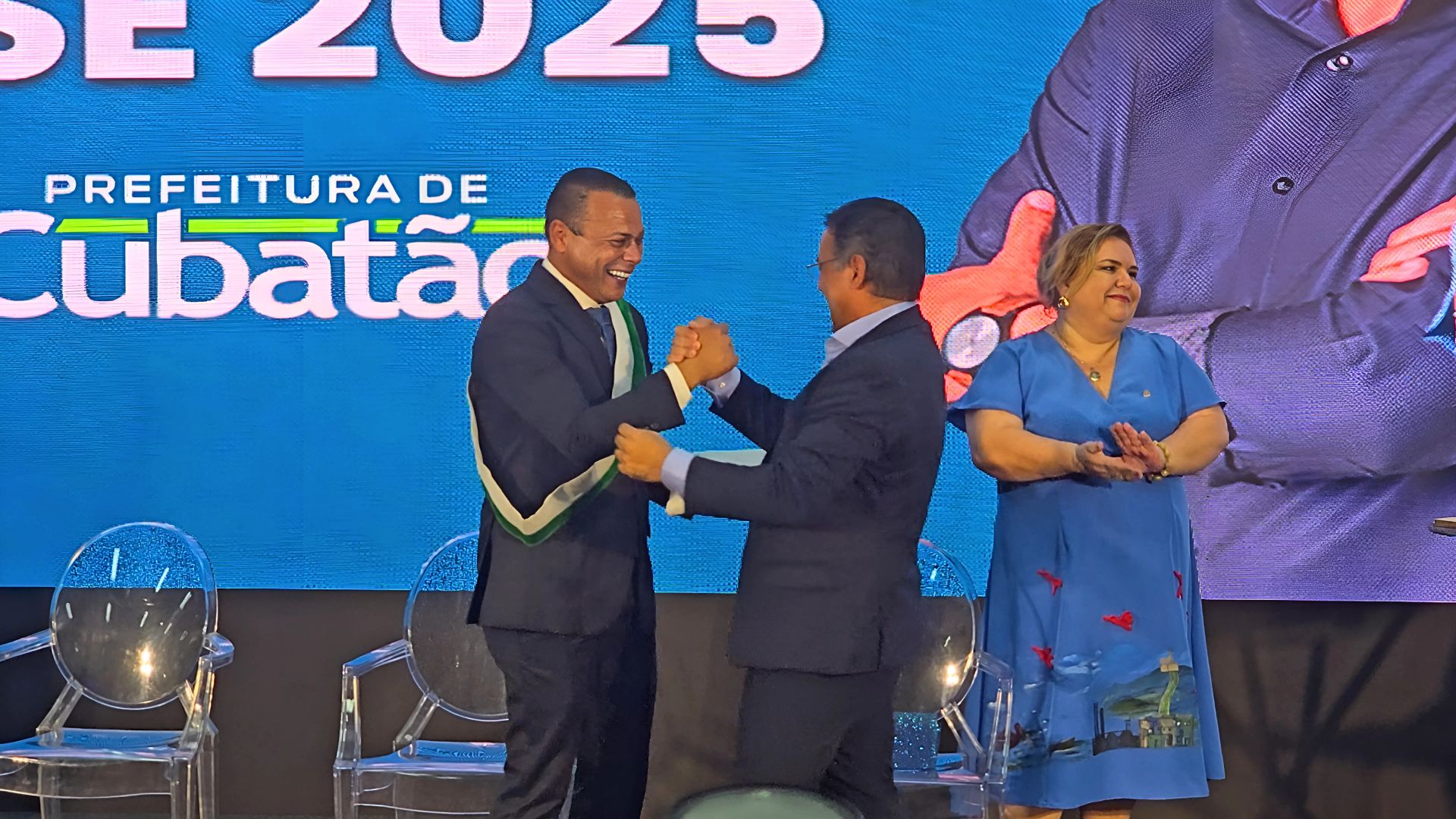 Ademário passa a faixa de prefeito a César Nascimento. Foto: Cubatão Notícias.