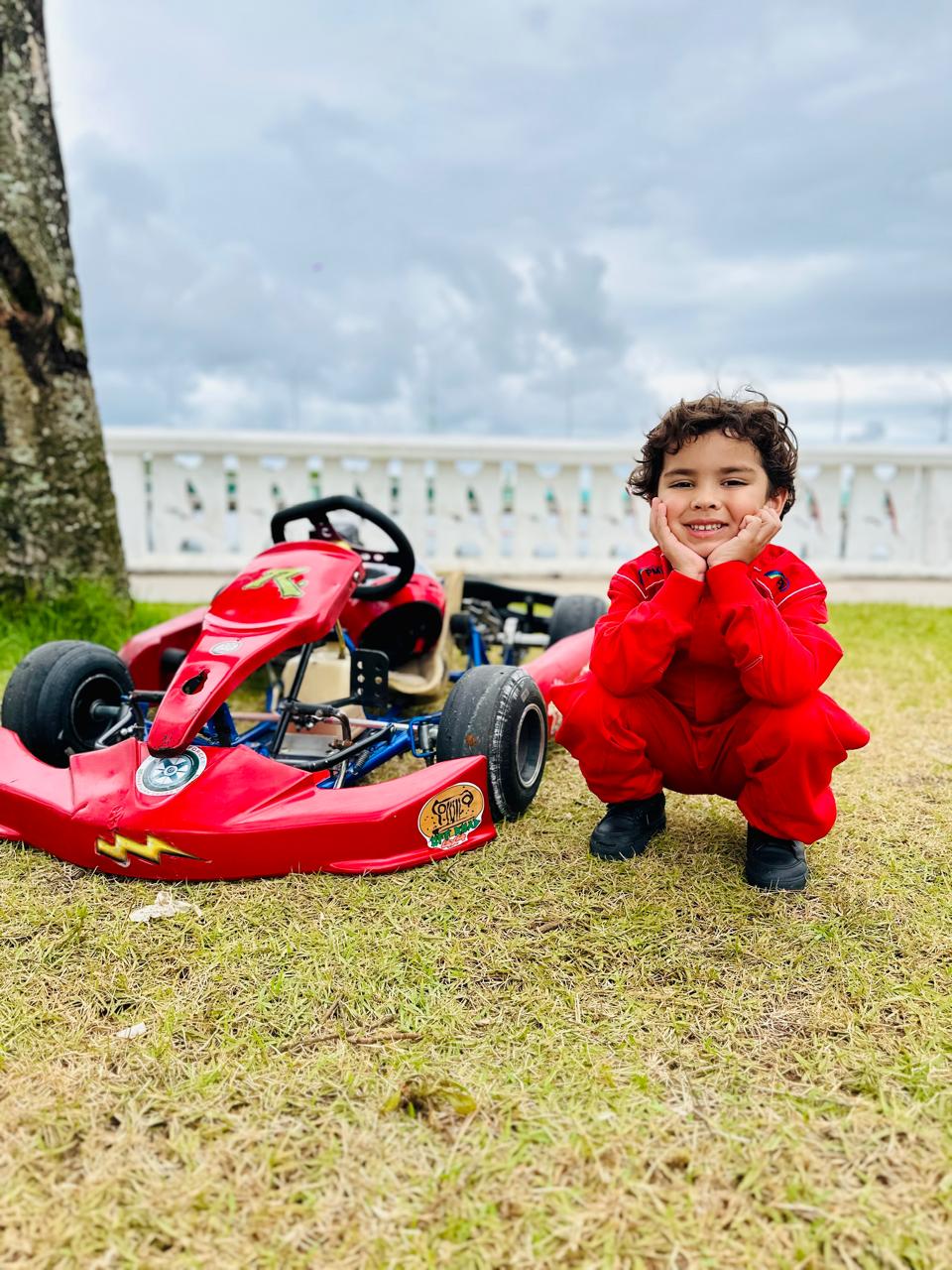 Pequeno cubatense acelera rumo ao sonho de se tornar piloto profissional.