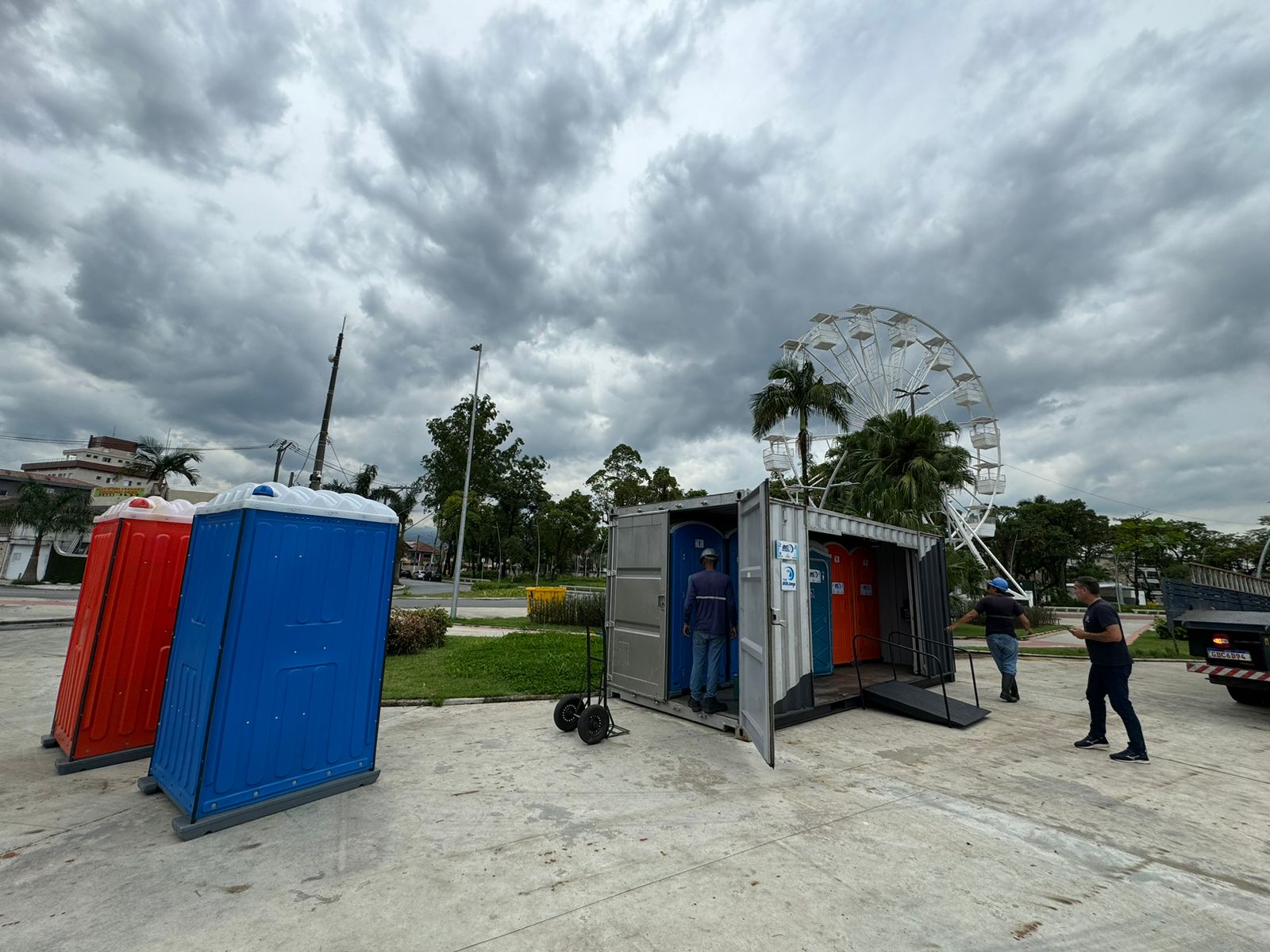 Prefeitura instala banheiros químicos no Píer do Casqueiro para atender frequentadores