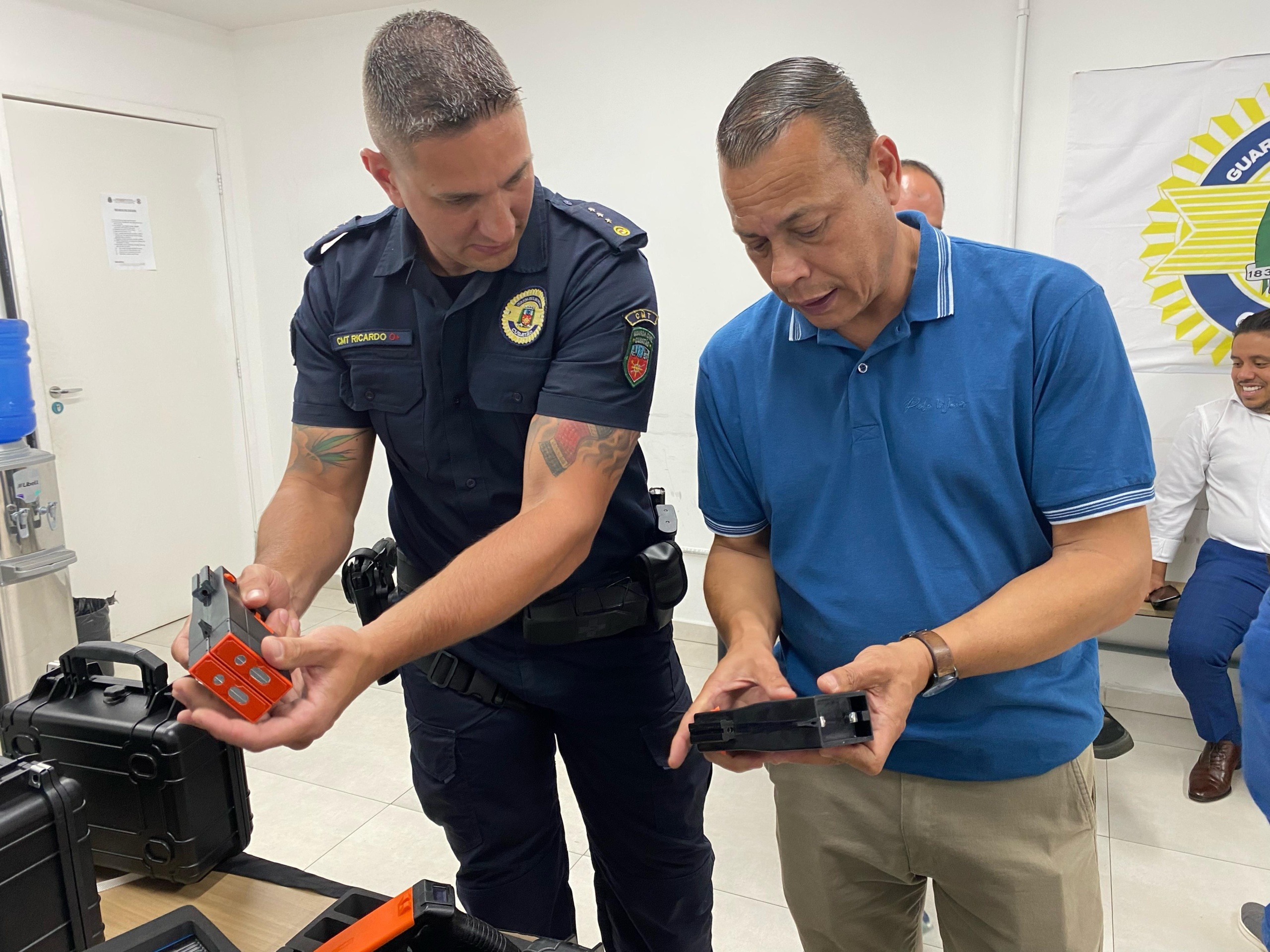 César entrega 23 novas armas não letais para a GCMC.