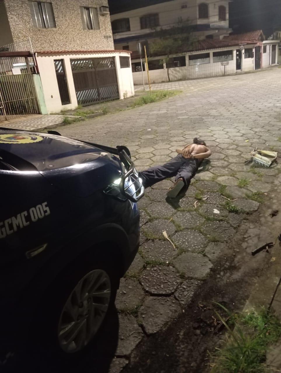 Primeiros resultados: GCM prende homem em flagrante durante tentativa de furto na madrugada.