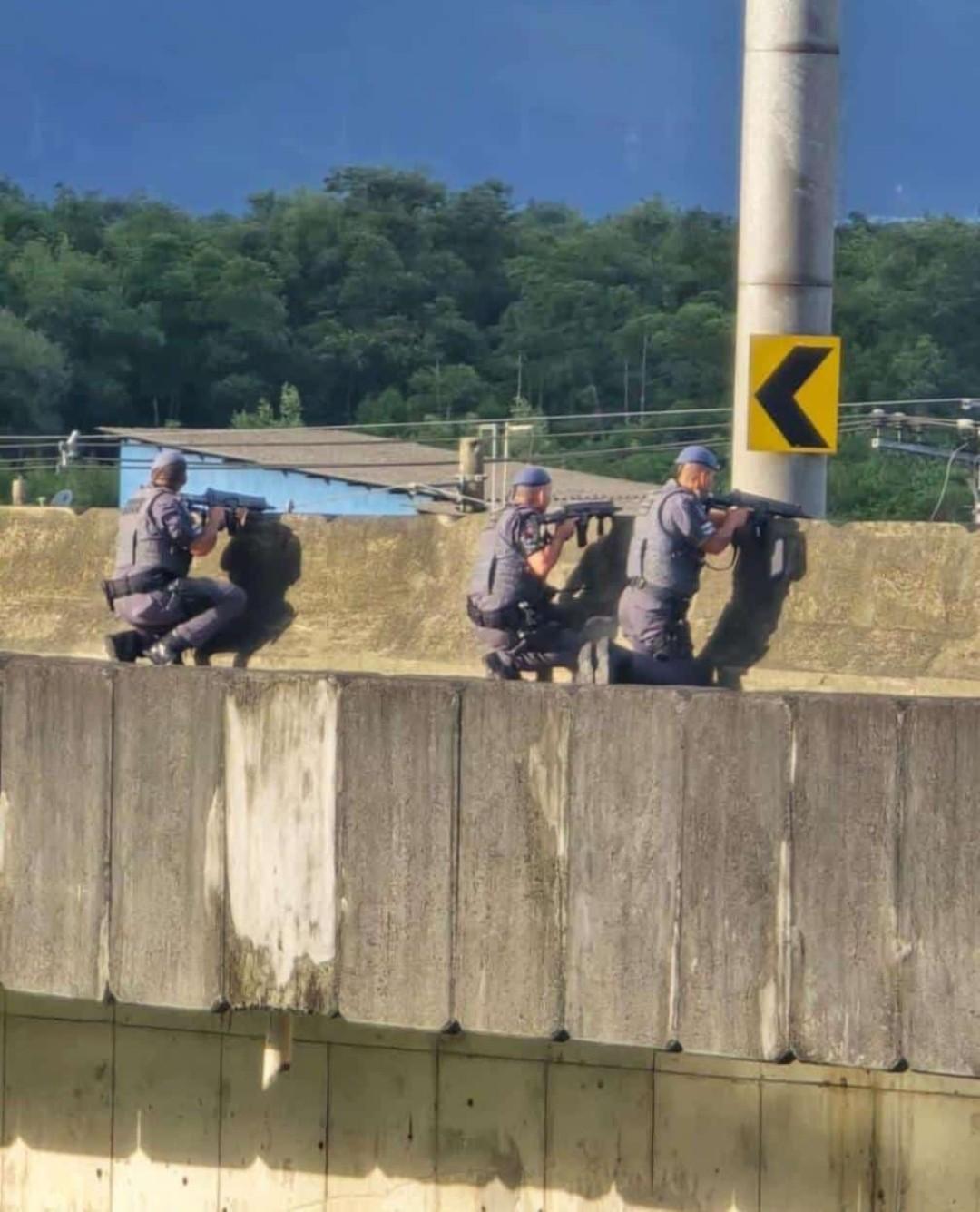 Foragido morre em confronto com a PM na Vila dos Pescadores; fuzil e coletes balísticos são apreendidos.