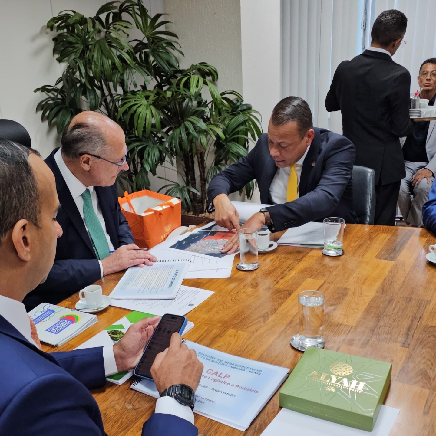 Em Brasília, César sugere área de 1 milhão de m² no Polo Industrial como alternativa ao Pátio de Caminhões.