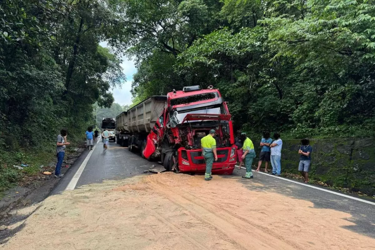 Colisão  entre carretas gera 10km de congestionamento na Anchieta.